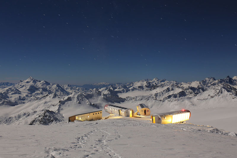 Эко-отель LEAPRUS в полнолуние, на склоне Эльбруса, высота 4 000 метров над уровнем моря