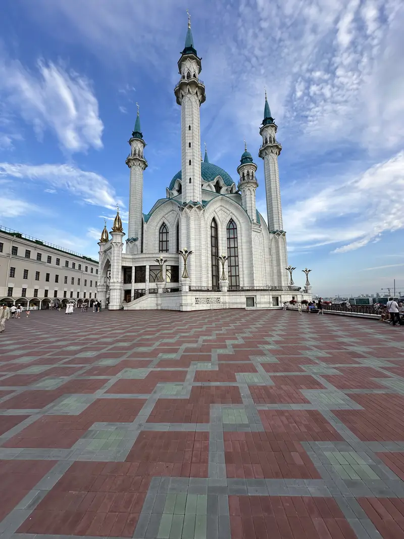 Мечеть Кул-Шариф в Казанском кремле: белый мрамор и бирюзовые купола
