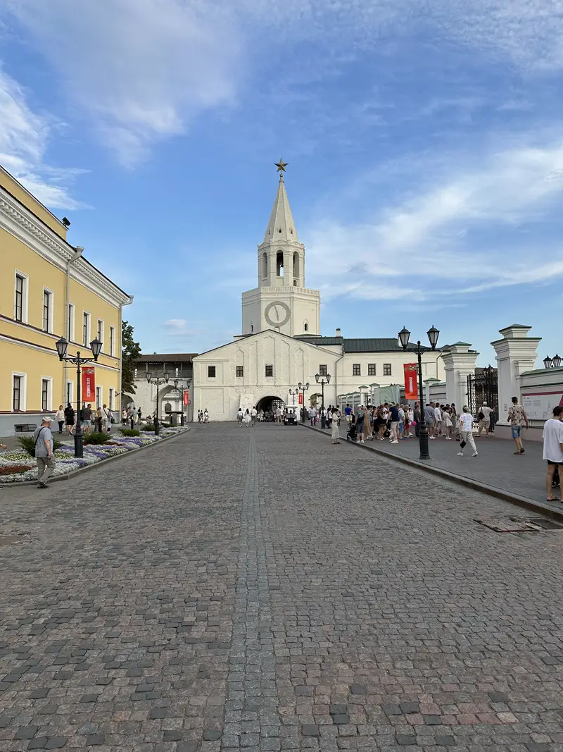 Спасская башня Казанского кремля и брусчатка площади
