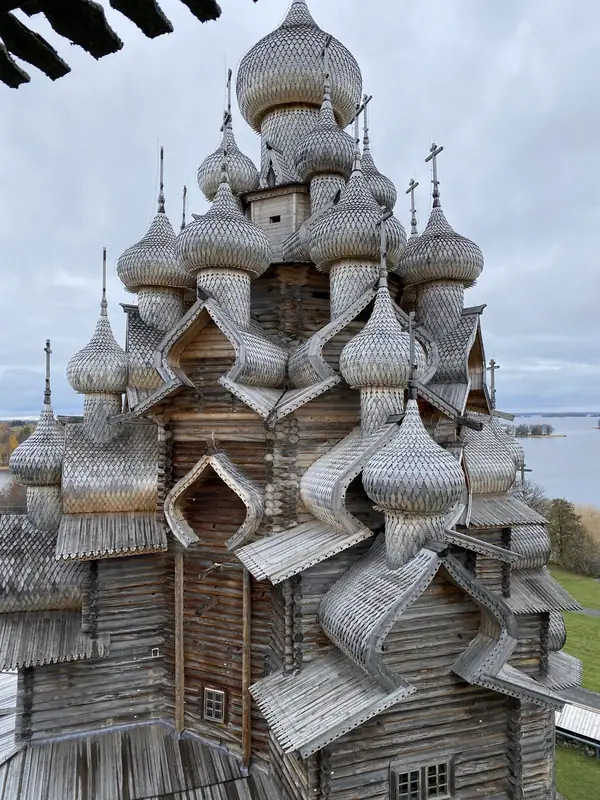 Покровская церковь Кижи сверху: девять глав на фоне Онежского озера