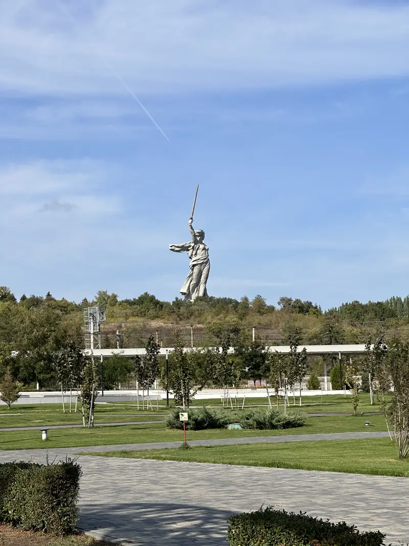 Родина-мать над деревьями из мемориального парка