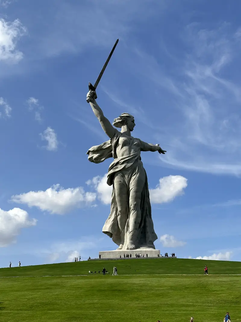 Родина-мать снизу на фоне неба, Мамаев курган