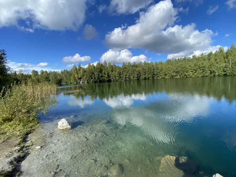 Прозрачное озеро в парке Рускеала: сквозь воду видно каменное дно