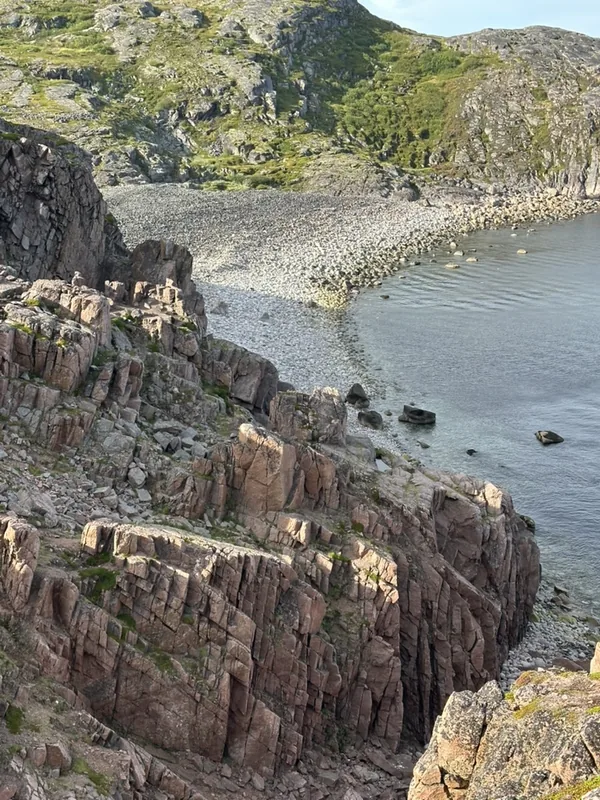Скалы и каменный пляж Териберки на Баренцевом море