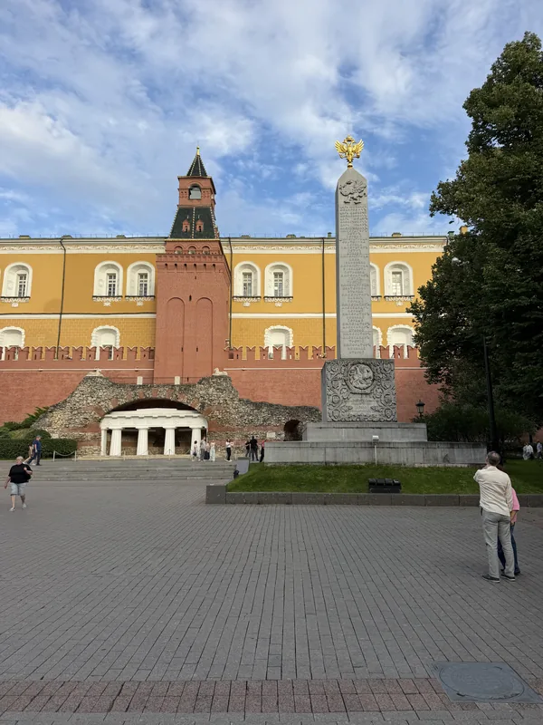 Грот у Кремлёвской стены, обелиск и башня Кремля