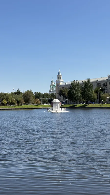Лебединое озеро: озеро в центре города, посередине беседка на воде, на заднем плане видна одна из башен кремля.