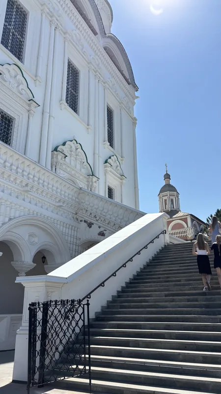 Успенский собор: каменная лестница у стен собора поднимается к площадке, где видно небольшое шатровое строение — похоже на историческое Лобное место рядом с собором.