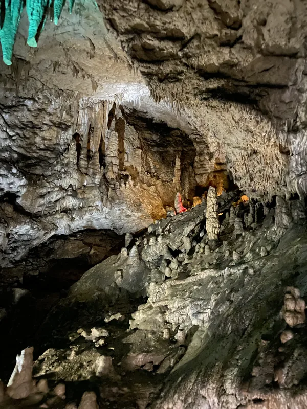 Свод зала с натёками, в глубине тёплая подсветка