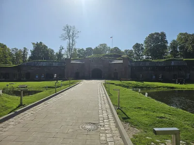 Аллея к форту через ров, впереди кирпичный фасад
