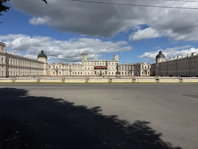 Фасад Гатчинского дворца с плаца: длинные крылья, башни и памятник Павлу I перед центральным корпусом