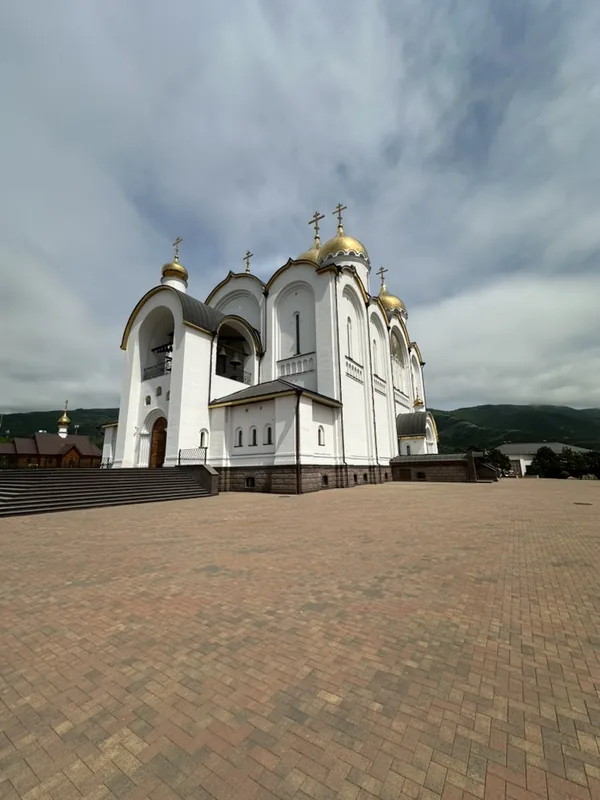 Геленджик: Свято-Вознесенский кафедральный собор — белый храм с золотыми куполами на мощёной площади.