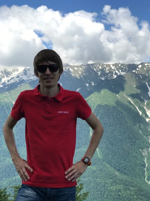 Хмелёвские озёра: портрет на фоне заснеженного горного хребта, солнечный день.