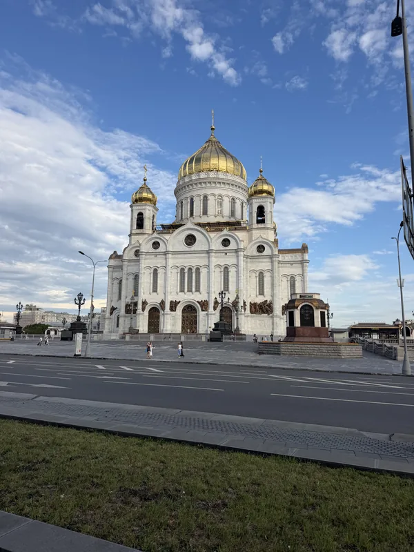 Храм Христа Спасителя с золотыми куполами