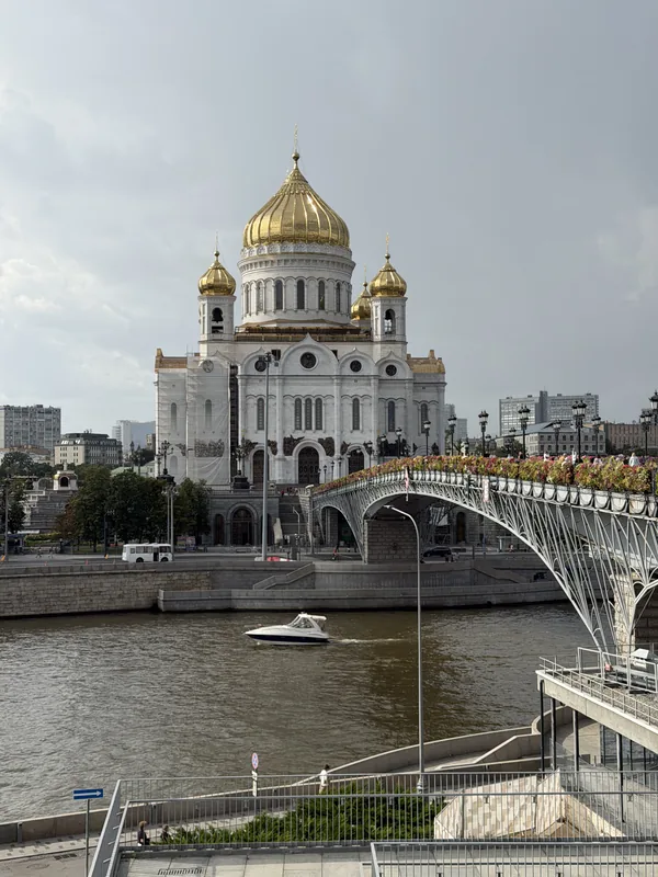 Храм и Патриарший мост над Москвой-рекой