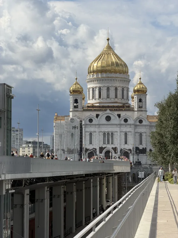 Вид на храм с другого берега Москвы-реки