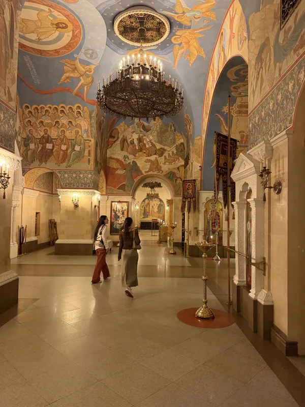 Расписной коридор с люстрой внутри храма