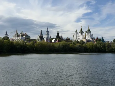 Башни и шатры Измайловского кремля за прудом