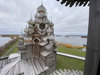 Преображенская церковь в Кижах сверху, за ней Онежское озеро