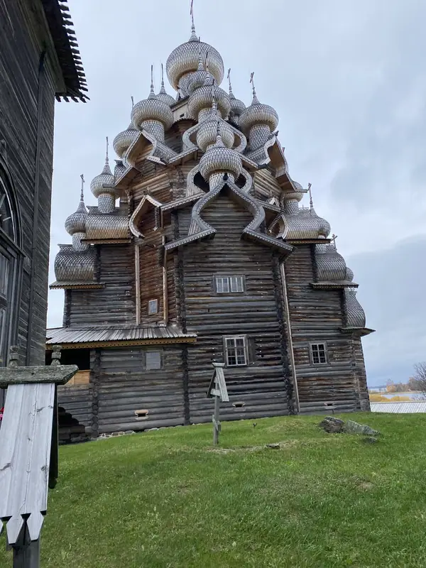 Многоглавая деревянная церковь Кижского погоста с земли: ярусы бочек и главы, крытые осиновым лемехом