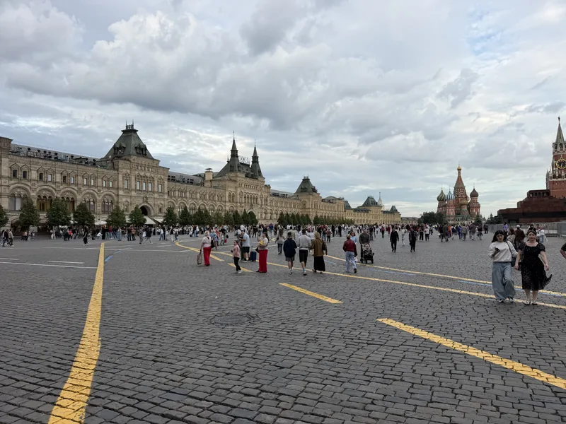 Красная площадь: слева ГУМ, вдали собор Василия Блаженного