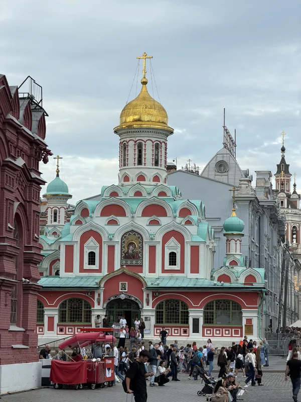 Казанский собор на углу площади