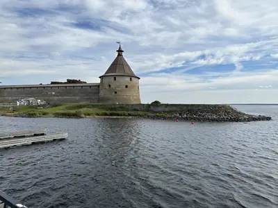 Крепость Орешек с воды: круглая башня под деревянным шатром и стена на острове