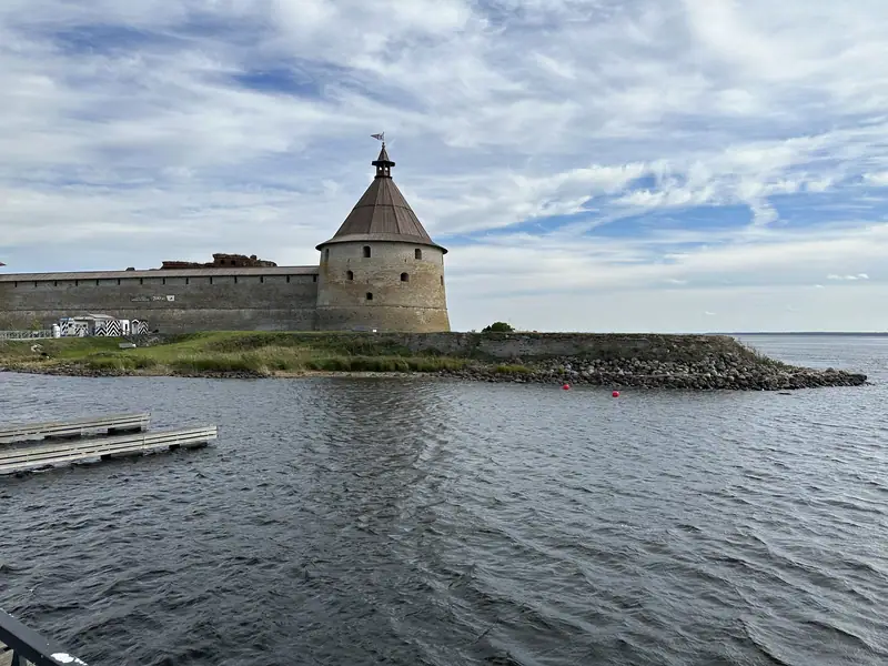 Крепость Орешек с воды: круглая башня под деревянным шатром и стена на острове