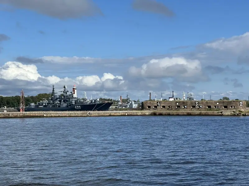 Боевой корабль с номером 620 у стенки в гавани Кронштадта, перед ним старая крепостная стенка с амбразурами