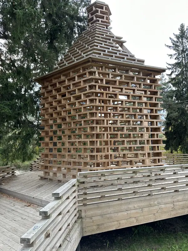 Деревянная беседка из реек с ярусной крышей на настиле в парке Олонца