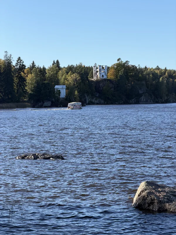 Белые башни капеллы Людвигсбург, вид через воду