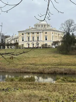 Павловский дворец с белым куполом на колоннаде стоит на холме над Славянкой, поздняя осень, деревья без листьев