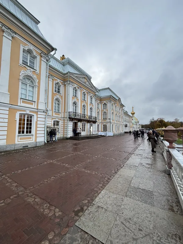 Терраса вдоль северного фасада дворца над Большим каскадом