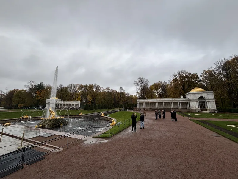 Ковш «Самсона» и колоннада Воронихина с павильоном под золотым куполом