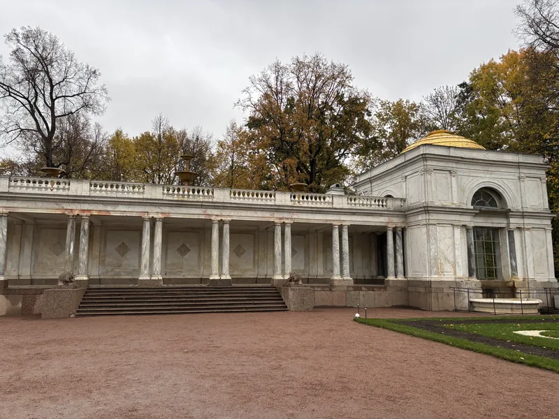 Колоннада Воронихина у ковша Большого каскада, осень