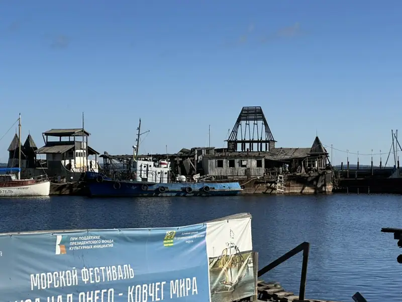 Деревянные парусные суда у причала морского клуба на Онежском озере в Петрозаводске