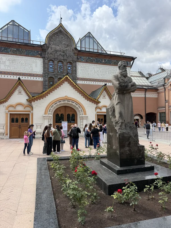 Памятник Павлу Третьякову перед фасадом галереи