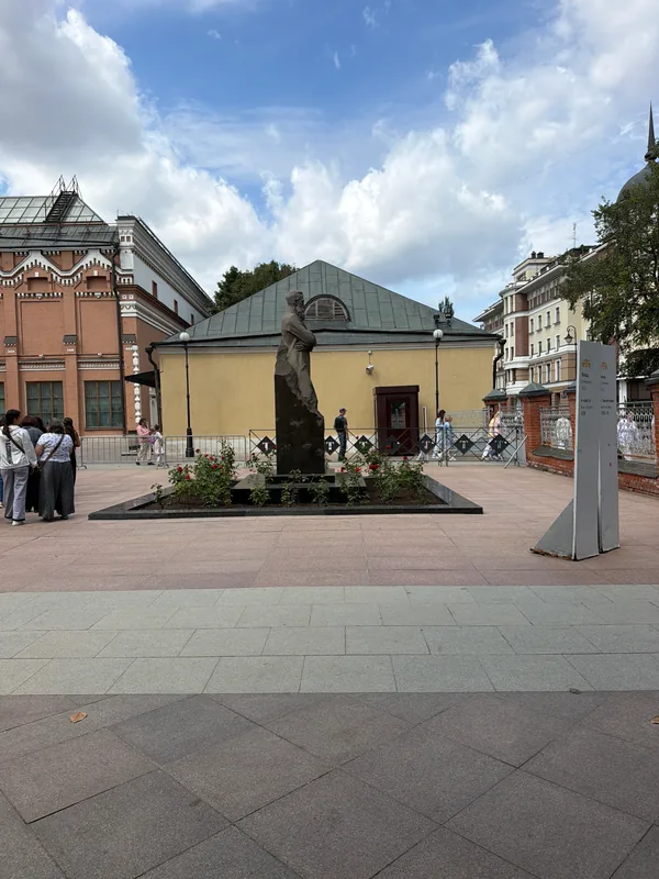 Двор галереи с памятником Третьякову