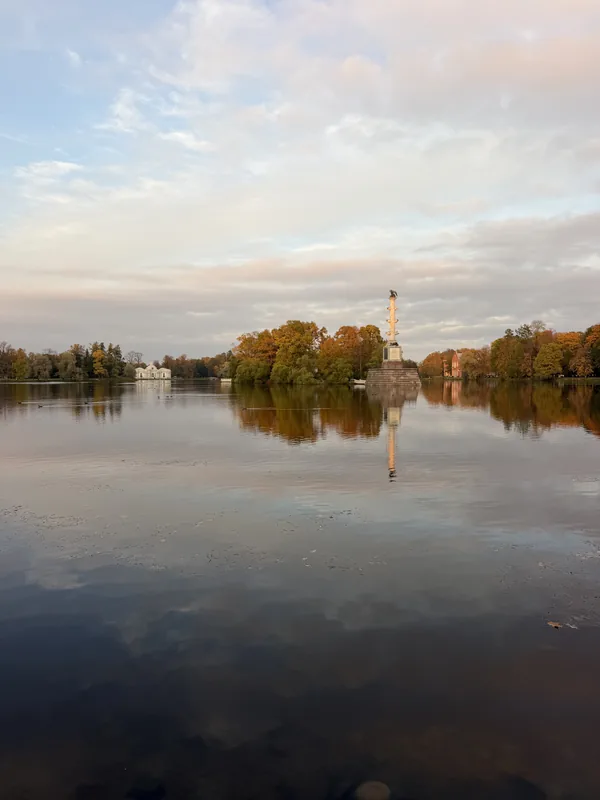 Чесменская колонна на Большом пруду в вечернем свете
