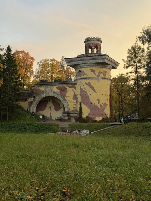 Башня-руина на холме в парке