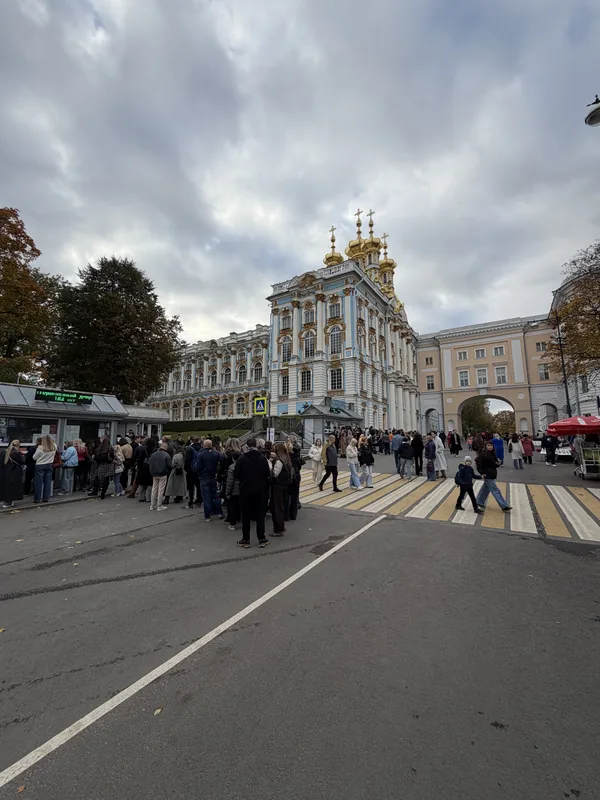 Екатерининский дворец, у входа толпа посетителей