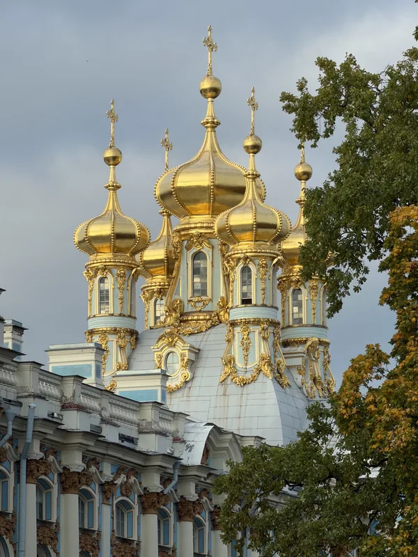 Золотые купола дворцовой церкви Екатерининского дворца