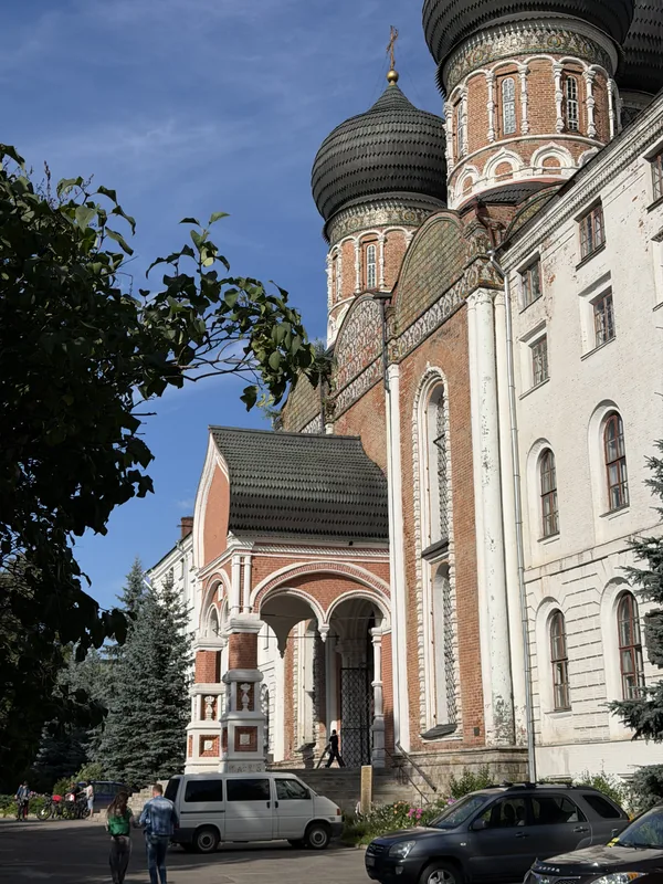Покровский собор с пристроенными к нему корпусами