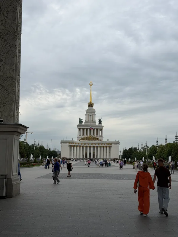 Главная аллея к Центральному павильону
