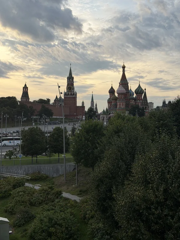 Вид из парка на Кремль и собор Василия Блаженного