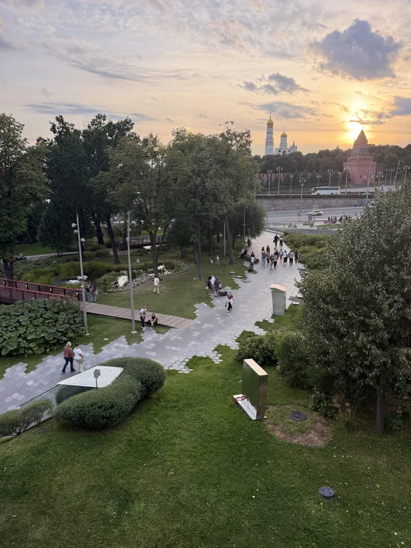 Дорожки парка и Кремль на закате