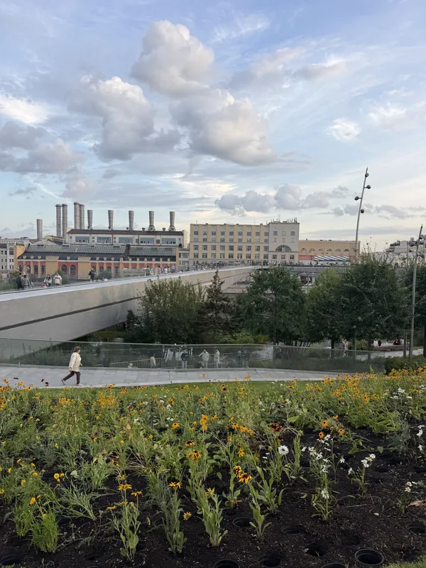 Цветник у Парящего моста