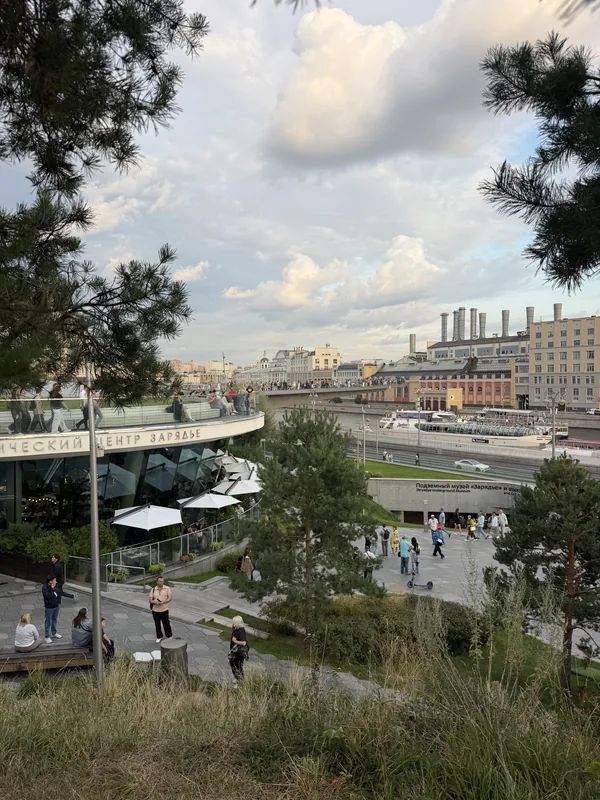Вид с холма парка на набережную