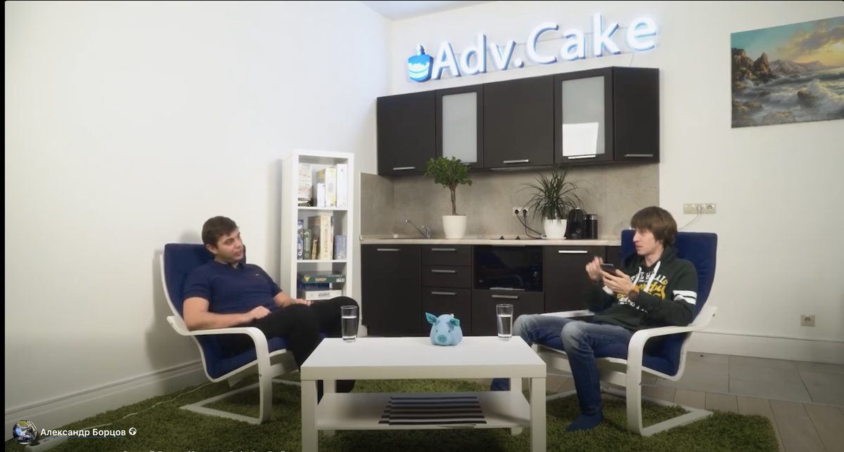 Александр Борцов записывает интервью с Сергеем Беловым в офисе Adv.Cake