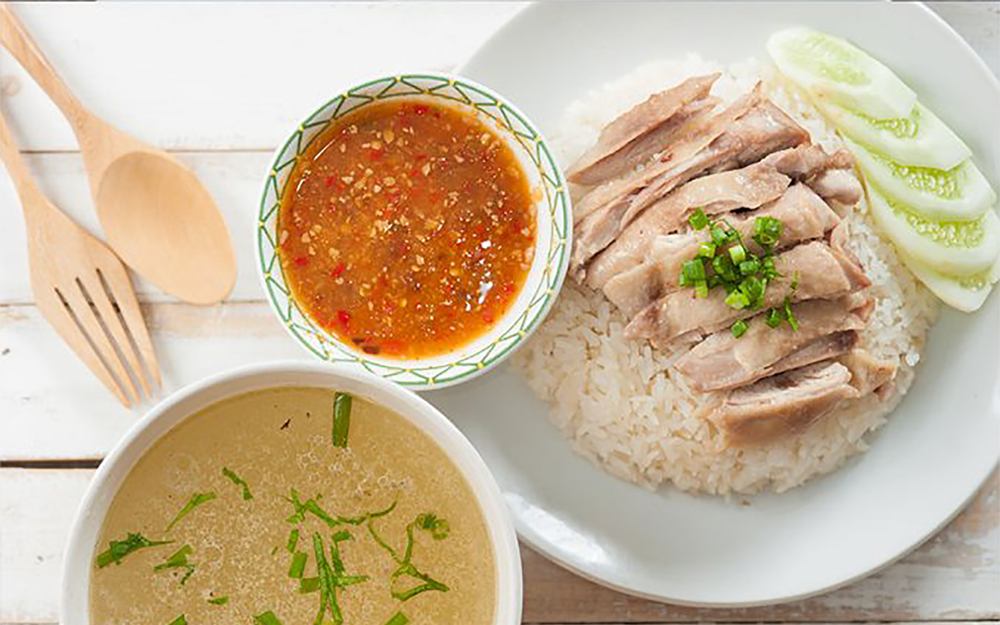 Hainanese Chicken Rice. Рис с курицей по-хайнаньски. Хайнаньский рис с курицей. Вареная курица с рисом.