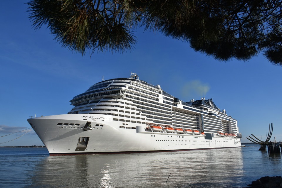 Круизный лайнер Белиссимо. MSC bellissima круизный. Лайнер MSC bellissima. Круизный лайнер Дубай MSC.